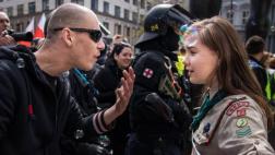Facebook: valiente joven scout decidió encarar a un neonazi