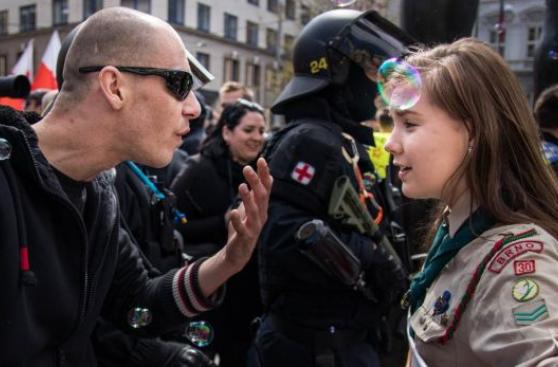 Facebook: valiente joven scout decidió encarar a un neonazi