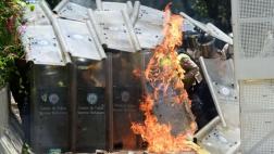 Estudiantes chocan con policía en nueva protesta contra Maduro