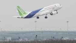 China presenta avión que será rival de Airbus y Boeing