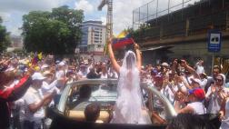 Venezuela: Recién casada se unió a la protesta de mujeres