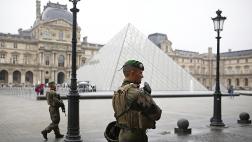 Francia: Evacuaron explanada del Louvre por alerta en elección