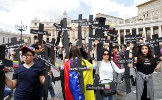 Venezolanos protestan frente al Papa con cruces negras