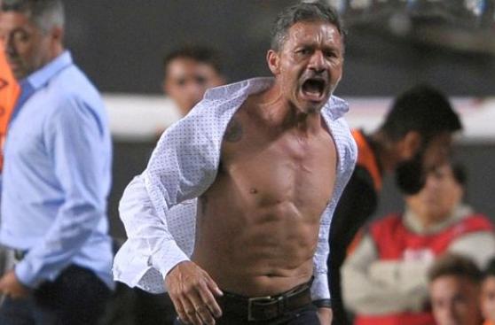 Nelson Vivas contó por qué se rompió la camisa en pleno partido