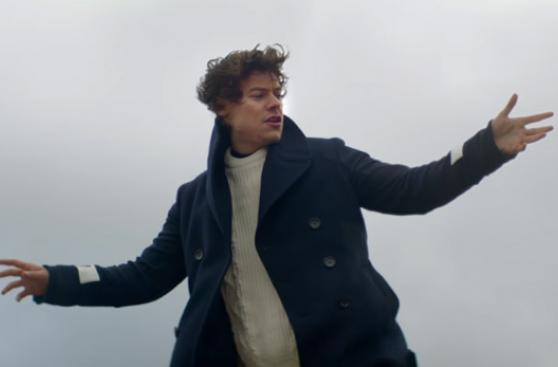 Harry Styles desafía la gravedad en video de Sign of the Times