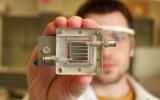 Crean dispositivo que limpia el aire usando únicamente luz