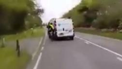 Despidieron al conductor de una furgoneta por cerrar a ciclista