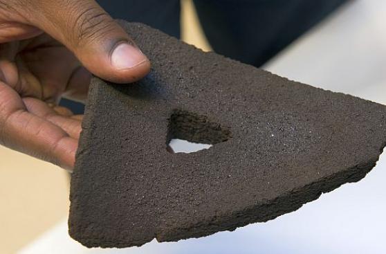 Crean un ladrillo utilizando polvo lunar simulado y luz solar