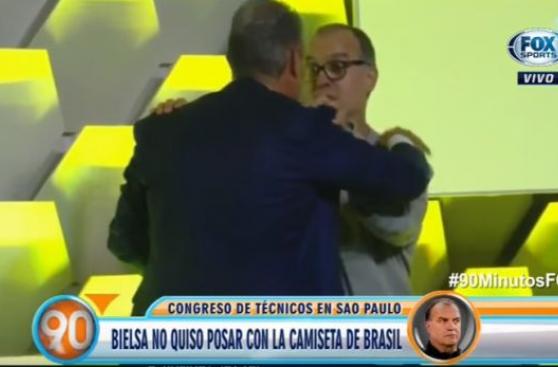 Marcelo Bielsa se negó a posar con la camiseta de Brasil