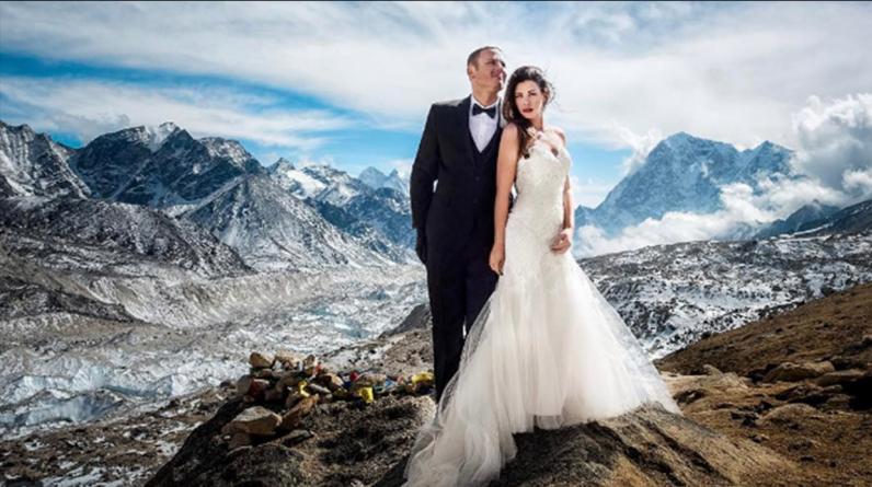 Ashley Schmeider y James Sisson son fanáticos de los deportes extremos, por lo que decidieron celebrar su boda en el monte Everest. (Foto: Instagram).