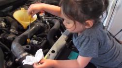 YouTube: niña enseña cómo cambiar el aceite a un automóvil