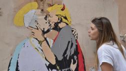 Un beso entre el papa Francisco y Trump aparece pintado en Roma