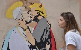 Un beso entre el papa Francisco y Trump aparece pintado en Roma