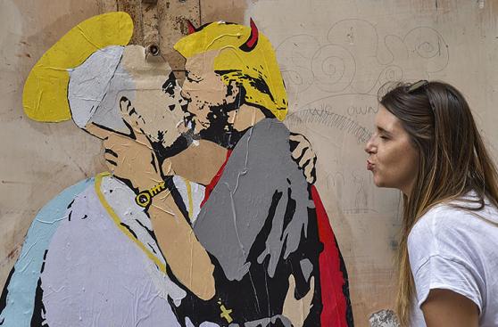 Mural del papa besando a Trump se volvió una atracción en Roma