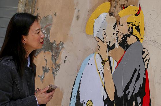 Mural del papa besando a Trump se volvió una atracción en Roma