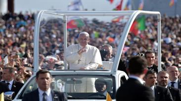 Papa Francisco llegó a Portugal a canonizar pastores de Fátima
