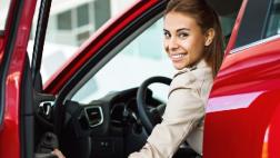 Mujeres influyen en el 80% de compras de vehículos nuevos