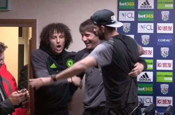 Conte fue 'secuestrado' de conferencia por Costa y David Luiz