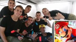 El Barza se divierte con "Mario Kart" en su camino a Las Palmas
