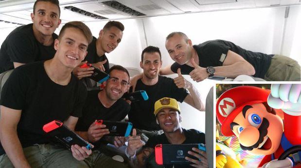 El Barza se divierte con "Mario Kart" en su camino a Las Palmas