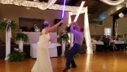 Facebook: novios sorprenden con pelea 'jedi' durante boda