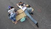 Venezuela: Bloquean vías con sillas de playa y juegos de mesa