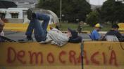 Venezuela: Bloquean vías con sillas de playa y juegos de mesa