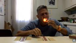 Rompe récord Guinness apagando 37 fósforos con su lengua