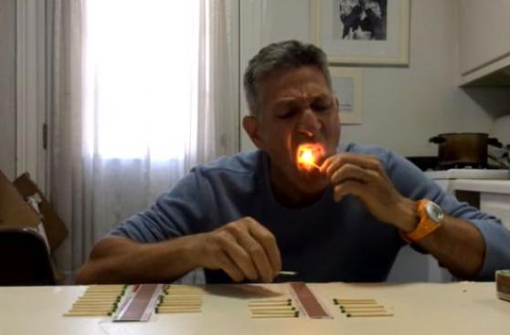 Rompe récord Guinness apagando 37 fósforos con su lengua