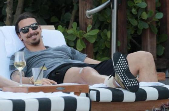 Ibrahimovic se recupera de su lesión en una piscina en Miami