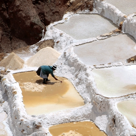 Señora de la comunidad de Maras extrayendo la sal.