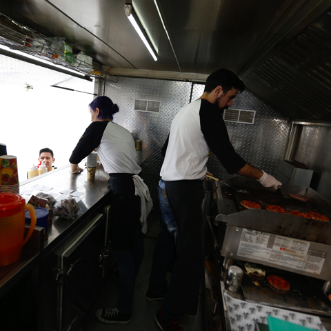 Food Trucks del Perú atendiendo a sus clientes.