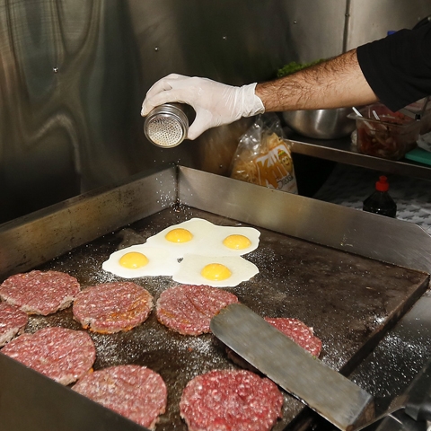 En el proceso de preparación de una hamburguesa.