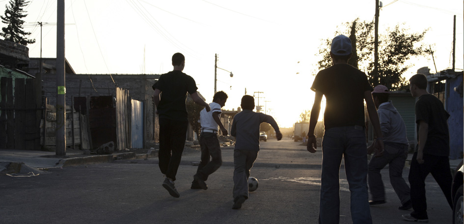 Niños Jugando Al Futbol En La Calle - Compartir Fútbol