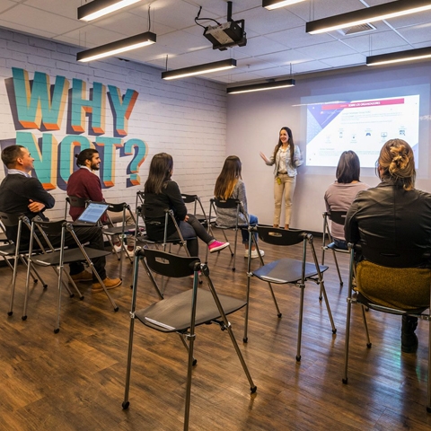 Sala de reuniones: estos espacios se reservan por horas para recibir clientes, tener reuniones o hacer presentaciones.