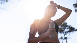¿Cómo debo hidratarme durante una carrera?