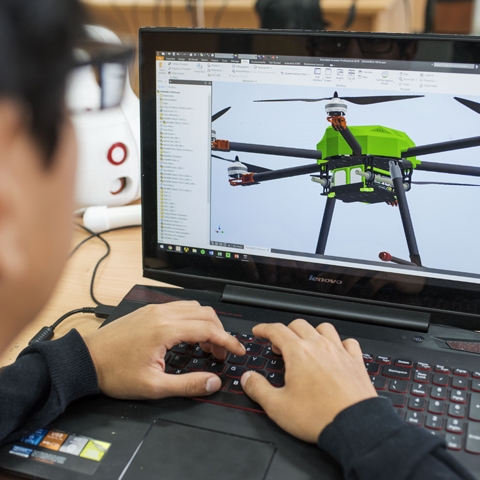 Quality of Air Automation, o simplemente qAIRa, nació como parte del proyecto de tesis de Mónica Abarca, estudiante de la carrera de Mecatrónica de la PUCP.