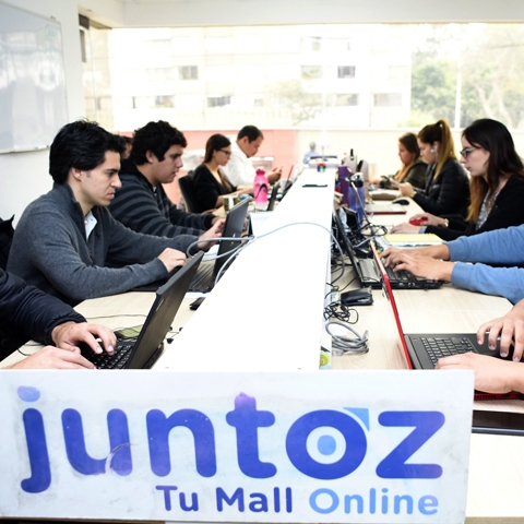 Juntoz ha trasladado al Internet la dinámica que tiene un comprador cuando va a un centro comercial: ingresar a un gran espacio y poder elegir entre más de 500 tiendas virtuales.