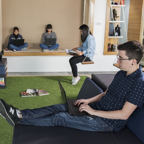 En enero (2017), se mudaron a una moderna oficina, en el piso 20 de un edificio, donde ya suman 30 colaboradores, de entre 21 y 25 años, especializados en tecnología, marketing y desarrollo.
