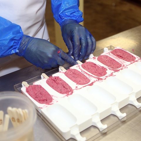 La empresa ofrece 75 sabores de helados. Desde el tradicional chocolate hasta el extrañísimo piña con albahaca.