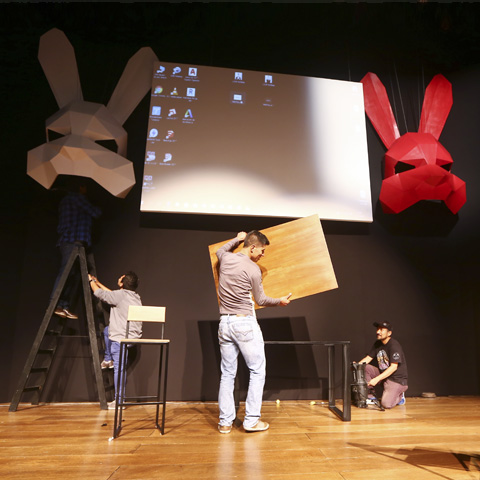 "Conejo Blanco Conejo Rojo" también está en cartelera. Es una obra solo para un actor, quien se enterará recién de su papel cuando suba al escenario.