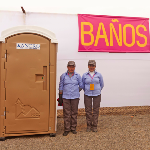 Unos 2,100 baños están permanentemente alquilados a empresas, sobre todo mineras, agrícolas y constructoras.