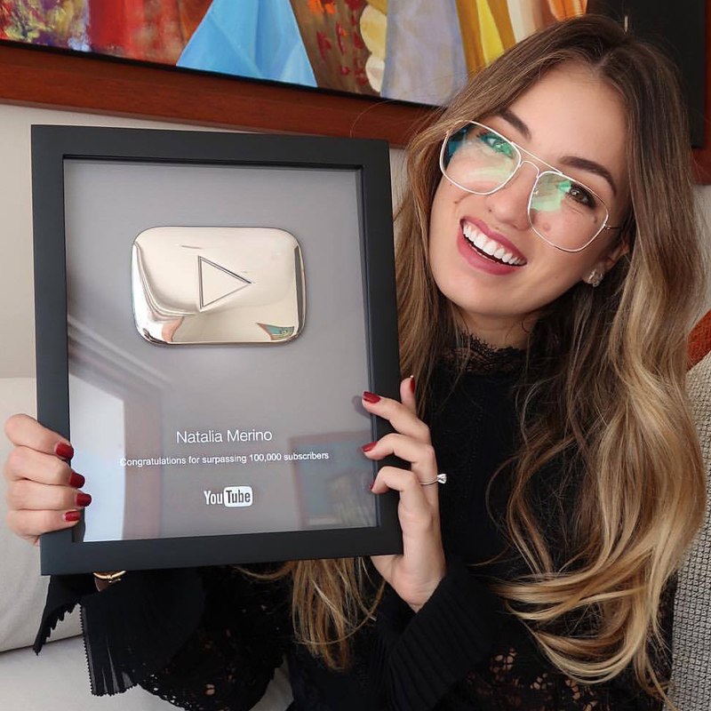Natalia Merino recibió como reconocimiento por los 100 mil suscriptores de su canal YouTube. Actualmente, tiene más de 400 mil.