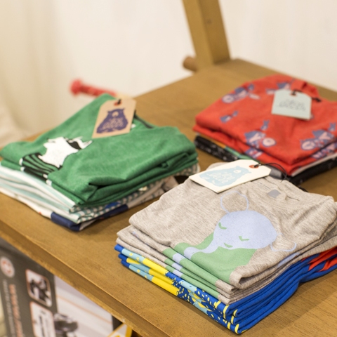 Con la ayuda de profesionales en arte y diseño logró definir una propuesta altamente valorada por el público, con colores y estampados totalmente diferentes a la oferta convencional.