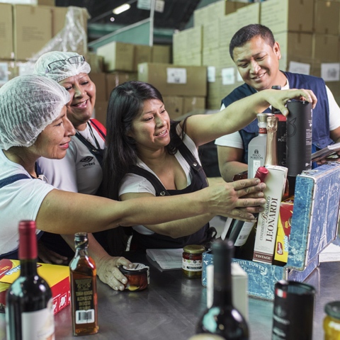 En agosto, se prepara el catálogo con la producción de fotos de las canastas y en octubre, se inicia la producción.
