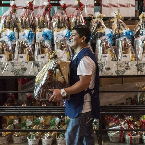 Hoy la canasta más costosa es un regalo de lujo: viene en un baúl de cuero con whisky escocés de 21 años, cuatro vinos argentinos y españoles, panetón italiano y un turrón de Alicante de España, entre otros productos.
