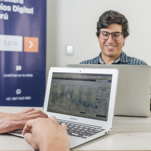 A través de su página web, una persona puede registrarse y cambiar lo que quiera en una rápida transferencia bancaria.