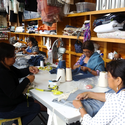 En total, deben sumar alrededor de 100 tejedores los que participan en la confección de las prendas, que suman cerca de 3,000, para dos colecciones anuales y una colección más pequeña, llamada cápsula.