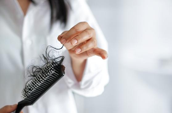 ¿Se te cae el cabello? Causas y remedios para recuperar tu pelo