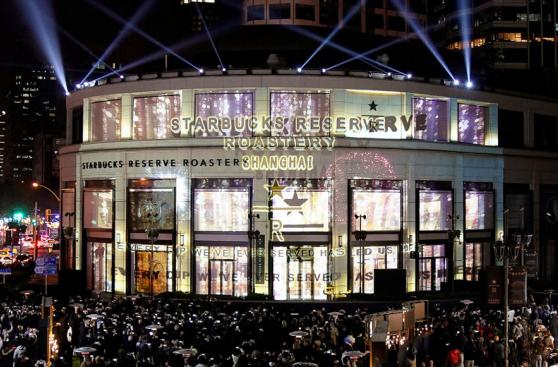 Starbucks inaugura su local más grande del mundo en Shanghái